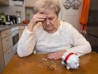 Seniorin mit Finanzsorgen