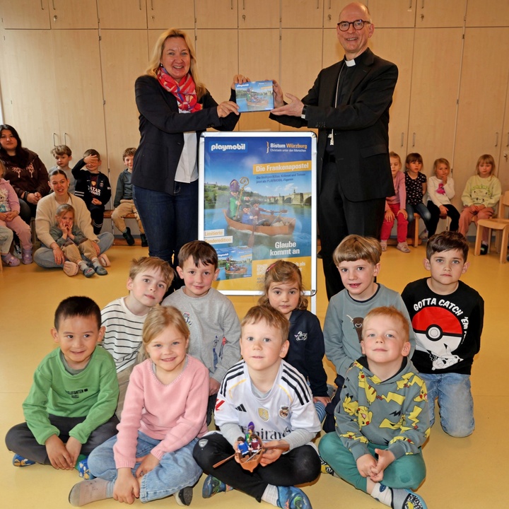 Übergabe Playmobil-Set Frankenapostel Kita St. Barbara Übergabe Playmobil-Set Frankenapostel Kita St. Barbara